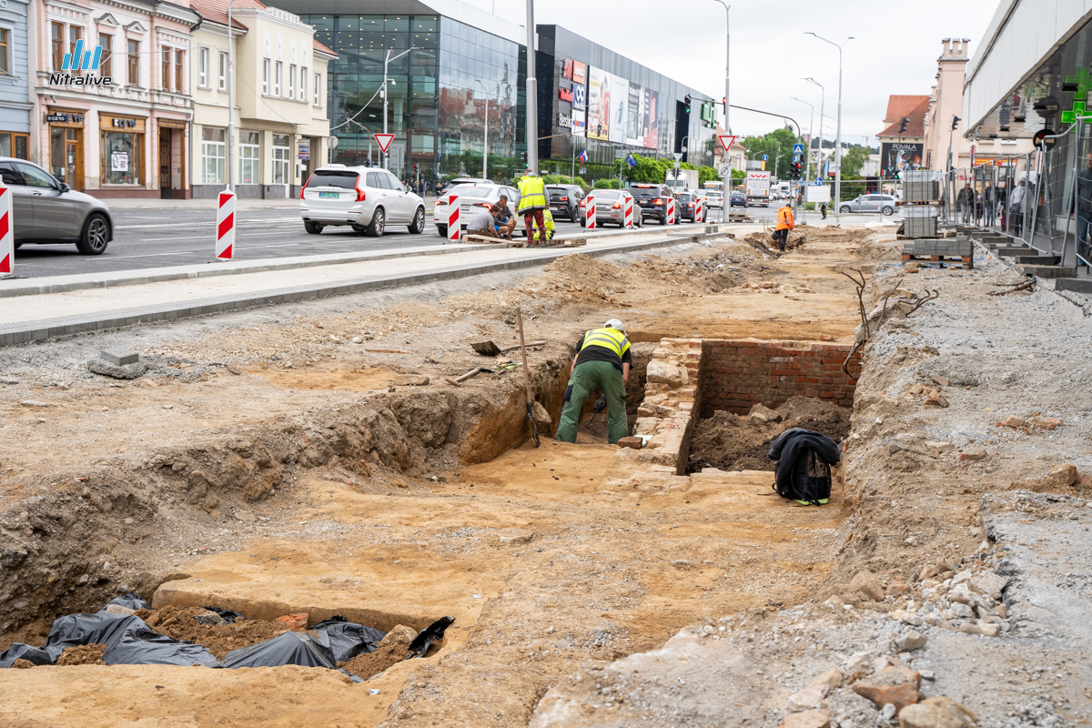 Pri rekonštrukcii chodníka pri “Priori” našli vykopávky