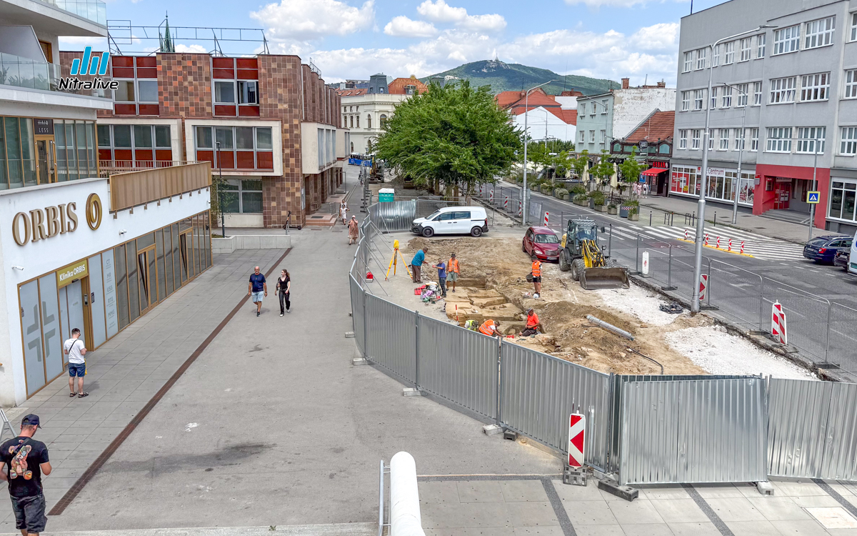 Prekvapujúci nález v centre Nitry: Rozšírenie pešej zóny odkrýva včasnostredoveké pohrebisko