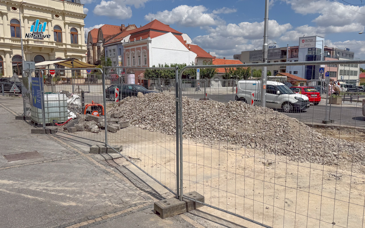 Prekvapujúci nález v centre Nitry: Rozšírenie pešej zóny odkrýva včasnostredoveké pohrebisko