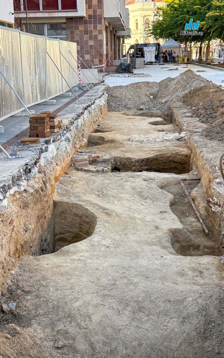 Predĺženie pešej zóny Nitra, Orbis - VÚB