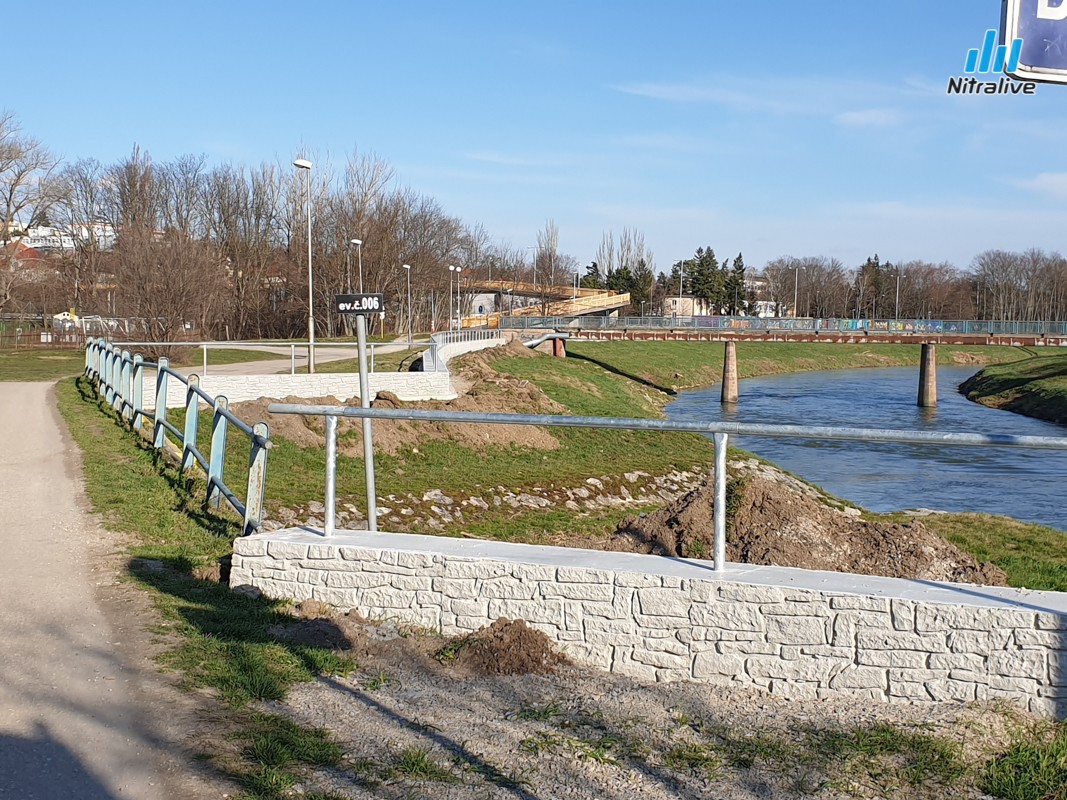 Nové zábradlie pri rieke Nitra pri parku, marec 2020